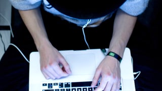 Nahaufnahme Hände und Computer