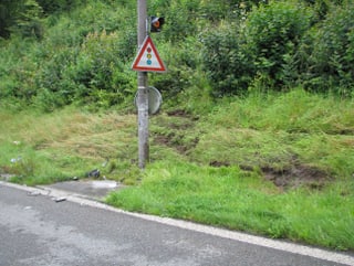 Unfallort mit Spuren im Feld