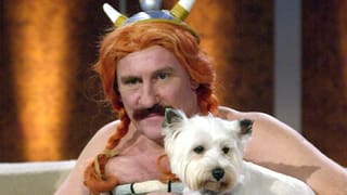 Gérard Depardieu in seiner Paraderolle während eines TV-Auftritts 2002. Gérard Depardieu in seiner Paraderolle während eines TV-Auftritts 2002.