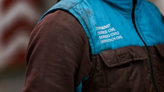 Zivildienstleistender mit Jacke. Zivildienstleistender mit Jacke.