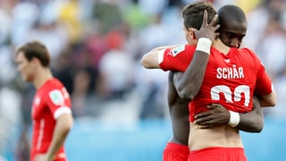 Schär und Djourou trösten sich nach dem Achtelfinal-Out an der WM gegen Argentinien.