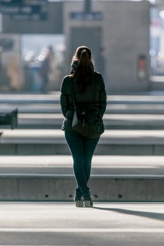 Eine Frau wartet am Zürcher Hauptbahnhof auf den Zug. Eine Frau wartet am Zürcher Hauptbahnhof auf den Zug.