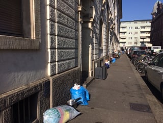 Blick auf die Strasse mit Müllsäcken