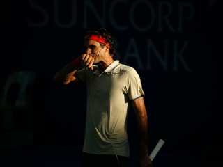Roger Federer wischt sich das Kinn mit dem Handrücken ab.