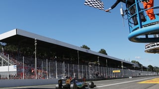 Lewis Hamilton sieht bei der Zieldirchfahrt die schwarz/weisse Flagge.