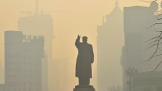 Eine Mao-Statue in Shenyang ist von dichtem Smog umgeben