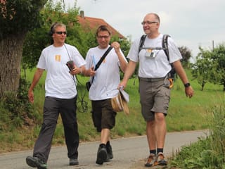 Reto Scherrer, Mark Schindler und Marcel Hähni ziehen kräftigen Schrittes davon.