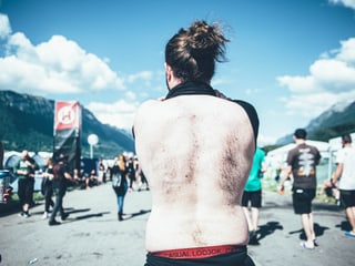 Rücken eines Festivalbesuchers Rücken eines Festivalbesuchers