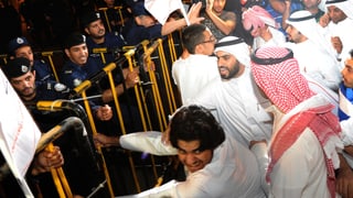 Demonstranten und Polizisten prallen 2012 in Kuwait aufeinander. 