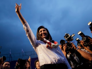Yingluck Shinawatra in Siegerpose vor Reportern