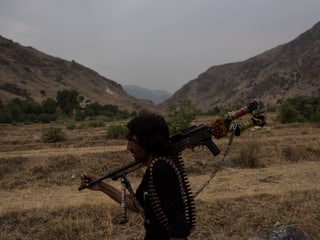 Afghanischer Polizist in einem Gebiet, in das sich IS-Kämpfer zurückgezogen haben.