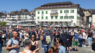 Mehrere hundert Leute an Kundgebung in Rapperswiler Innenstadt Mehrere hundert Leute an Kundgebung in Rapperswiler Innenstadt