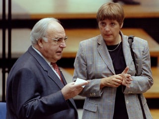 Helmut Kohl und Angela Merkel im Gespräch.