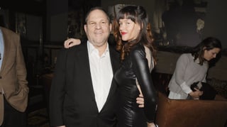 Weinstein links in seinem Arm Schauspielerin in schwarz. Weinstein links in seinem Arm Schauspielerin in schwarz.