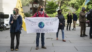 Zu sehen Klimajugend beim Demonstrieren. Zu sehen Klimajugend beim Demonstrieren.