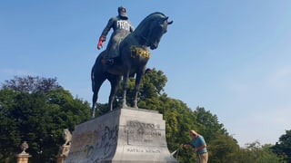 Statue Leopolds auf einem Pferrd, mit Farbe verschmiert. Statue Leopolds auf einem Pferrd, mit Farbe verschmiert.