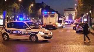 Ein Polizeiwagen parkt auf der Champs-Elysées