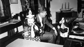 JFK an Halloween 1963 mit seinen Kindern. JFK an Halloween 1963 mit seinen Kindern.