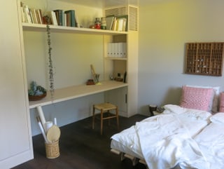 Privatraum mit Bett und Arbeitsplatz.