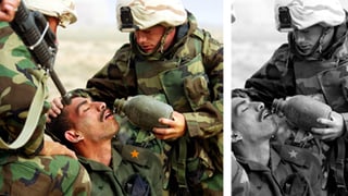 Ein amerikanischer Soldat gibt einem Kriegsgefangenen Wasser. Auf dem einen Bildausschnitt ist eine amerikanische M16 zu sehen, auf einem anderen nicht.