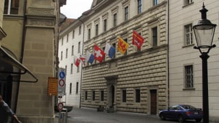 Luzerner Regierungsgebäude mit Flaggen