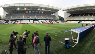 Die Kameraleute richten sich im Stadion von Lens ein.