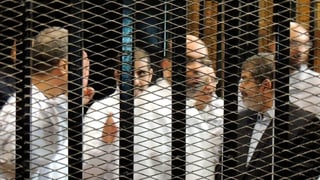 Mursi und andere Männer hinter Gittern