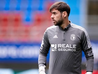 José Antonio Caro blickt über den Rasen.