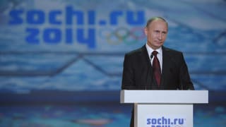 Russlands Präsident Putin steht an einem Rednerpult.