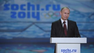Russlands Präsident Putin steht an einem Rednerpult. Russlands Präsident Putin steht an einem Rednerpult.