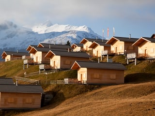Holzhäuser auf einem Berg.