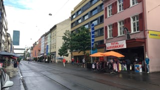 Man sieht einen Laden, der seinen Totalausverkauf anpreist. Man sieht einen Laden, der seinen Totalausverkauf anpreist.