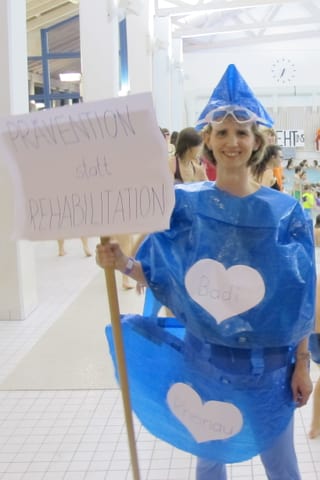 Bea Dorer als Badegast verkleidet. Bea Dorer als Badegast verkleidet.