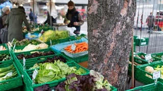 Ein Marktstand mit frischem Gemüse.