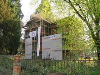 Besetztes eingerüstetes Haus mit Transparenten. 