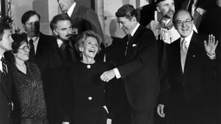 Schwarzweis-Foto von Nancy und Ronald Reagan mit Kurt Furgler.