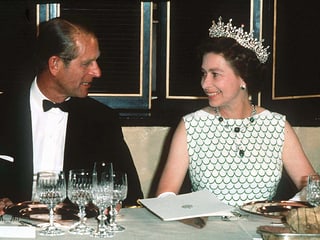  Prinz Philip und Queen Elizabeth am Tisch sitzend