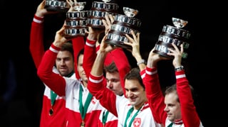 Die Schweizer Tennis-Spieler stemmen ein ihren persönliche Pokale über die Köpfe.