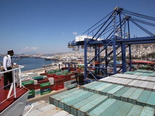 Blick vom Deck der «Cosco Shipping Panama» auf die Container, links der Kapitän.