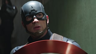 Captain America schützt sich mit seinem Schild.