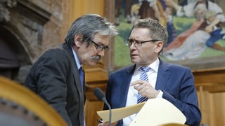 Zwei Männer diskutieren Zwei Männer diskutieren