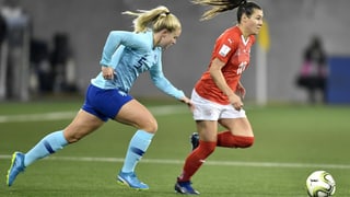 Zwei Fussballspielerinnen Zwei Fussballspielerinnen