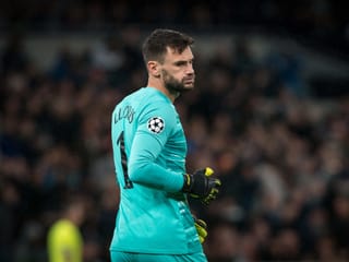 Hugo Lloris mit verzerrter Miene. Hugo Lloris mit verzerrter Miene.