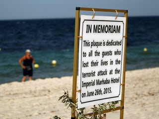 Schild am Strand von Sousse, das an die Terroropfer erinnert. Schild am Strand von Sousse, das an die Terroropfer erinnert.