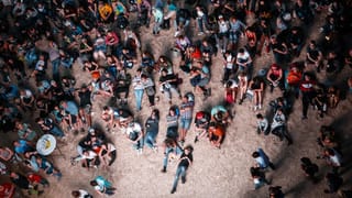 Dutzende Festivalbesucher sitzen am Boden Dutzende Festivalbesucher sitzen am Boden