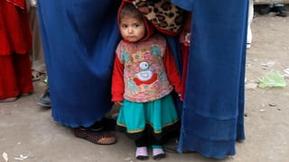 Könnte nach seiner Rückkehr nach Afghanistan vom Regen in die Traufe kommen: Flüchtlingsmädchen. Könnte nach seiner Rückkehr nach Afghanistan vom Regen in die Traufe kommen: Flüchtlingsmädchen.