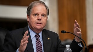 Doug Jones sitzend vor einem Mikrofon Doug Jones sitzend vor einem Mikrofon