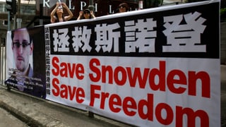 Ein Plakat, dass die Taten von Snowden verteidigt, hängt an einer Strasse in Hongkong