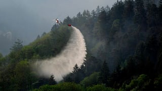 Ein Helikopter im Jahr 2011 im Einsatz beim Waldbrand Visp. 