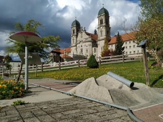 Minigolfanlage aus Beton unterhalb des Klosters in Einsiedeln